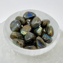 Load image into Gallery viewer, Labradorite Tumble